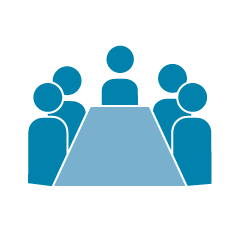 Ivon einer Tafel mit Menschen drumherum