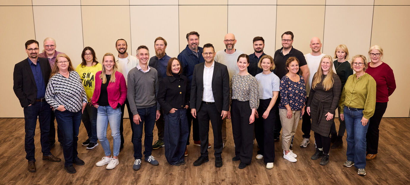 Kolleg*innen des I.M.U. auf einem Foto versammelt. - © Oliver Bellendir